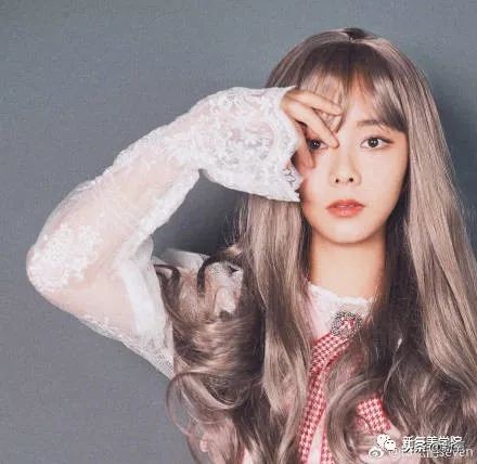 谭松韵蓬松的头,谭松韵摘掉眼镜打扮后惊艳出场