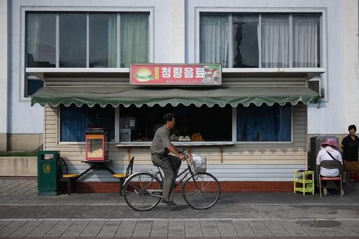 朝鲜人骑的自行车坏了，怎么修？