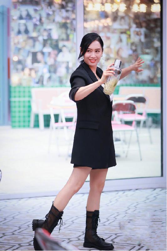 48岁朱茵穿蓝裙,已经47岁的朱茵依旧满脸的灵气