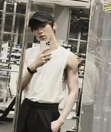 22岁秀肌肉,27岁秀肌肉