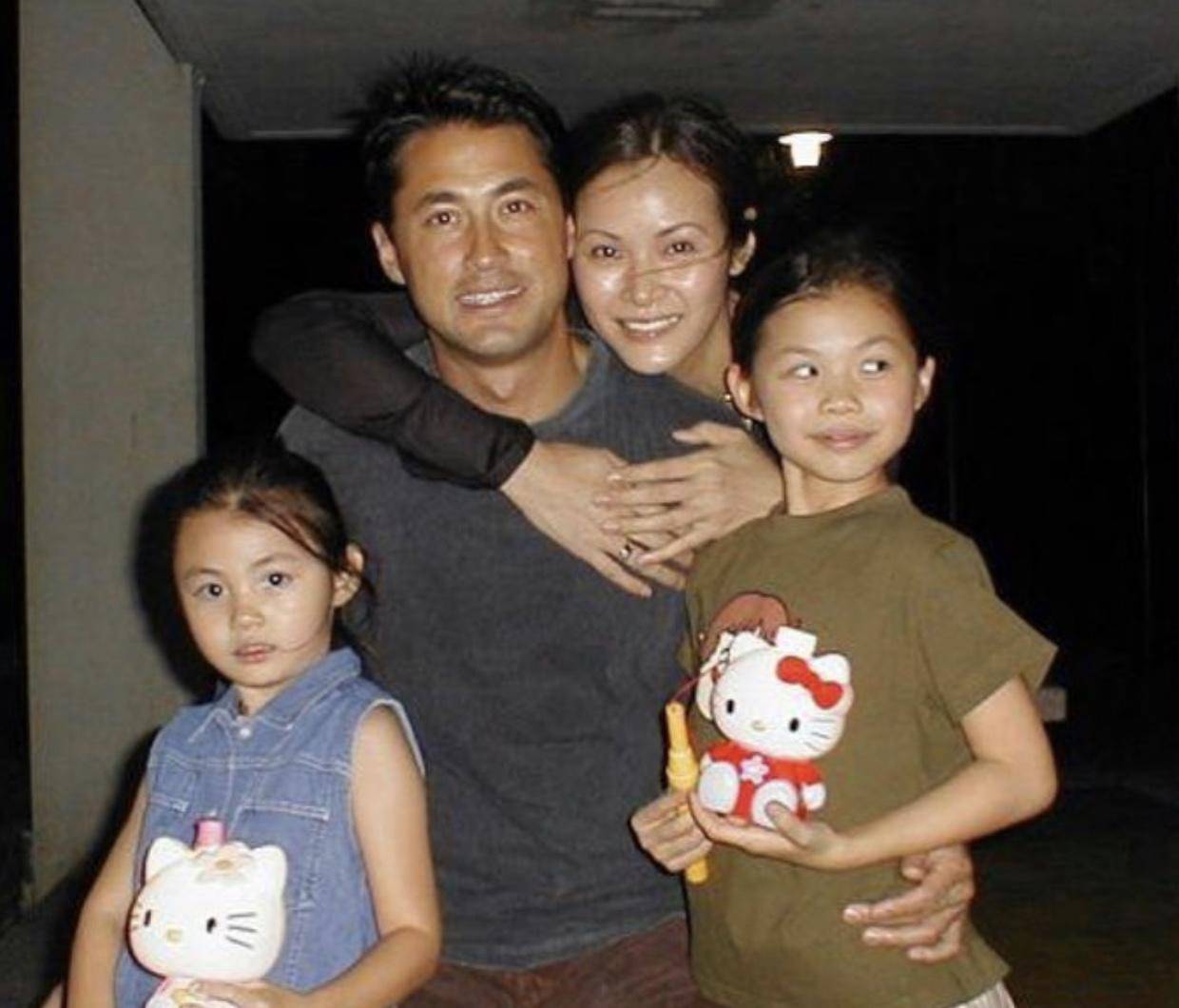 甜蜜！香港著名演员庆与太太结婚28周年，两个女儿外貌身材出众