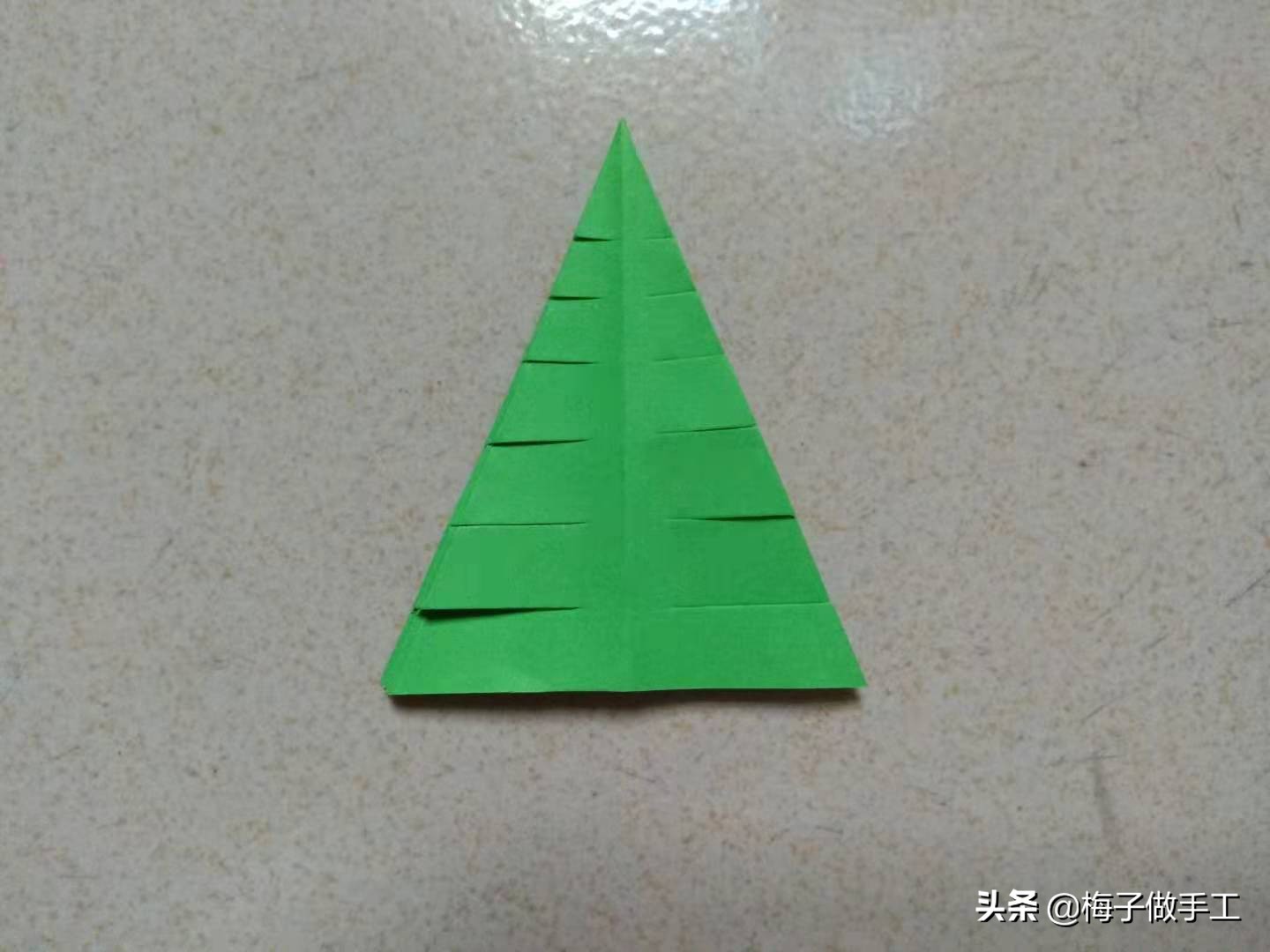 用一张纸就能折圣诞树,折法还那么简单,适合宝宝做的折纸手工哦