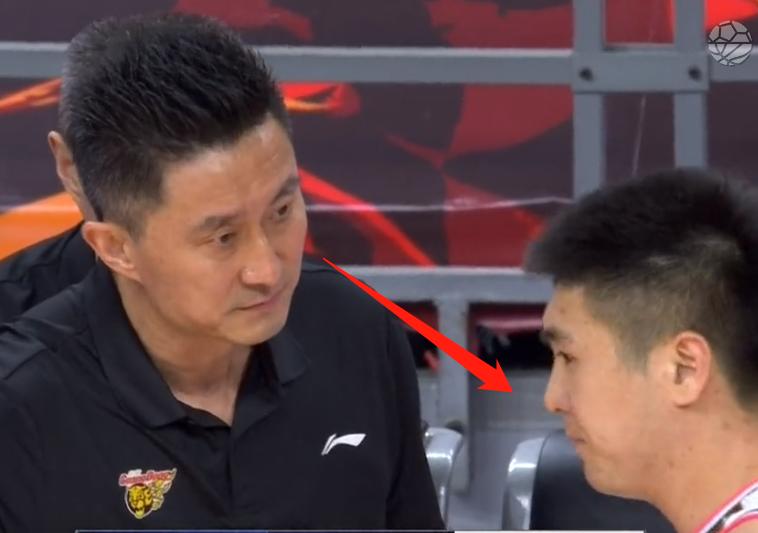 徐杰三分10投9中杜锋反应,徐杰进三分杜锋伸手击掌遭无视