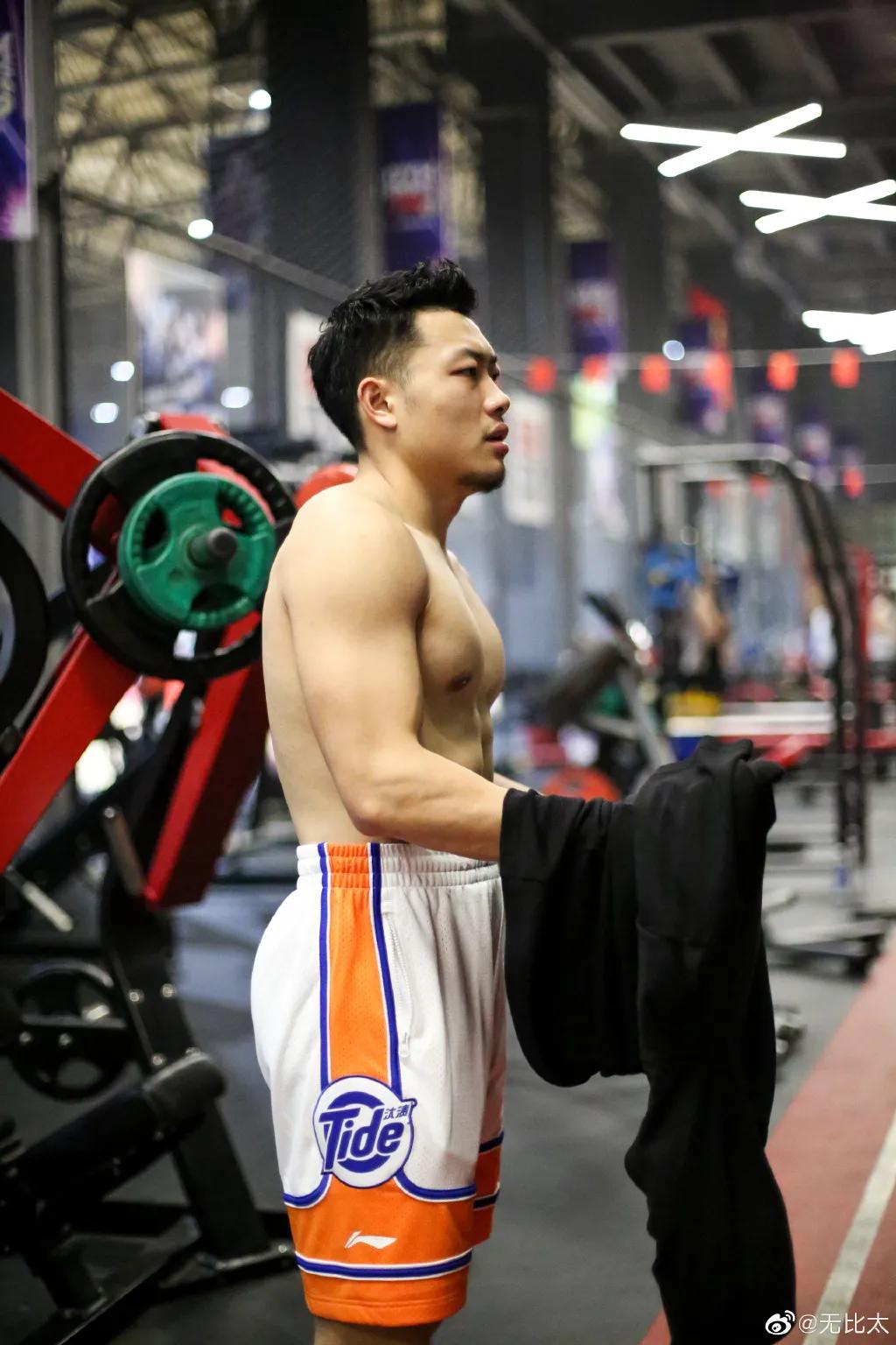 kiwi巅峰扣篮,一身肌肉打篮球