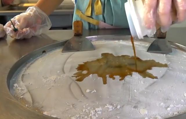 小姐姐用星巴克咖啡“炒菜”，一份接近40元，网友：贵的是咖啡