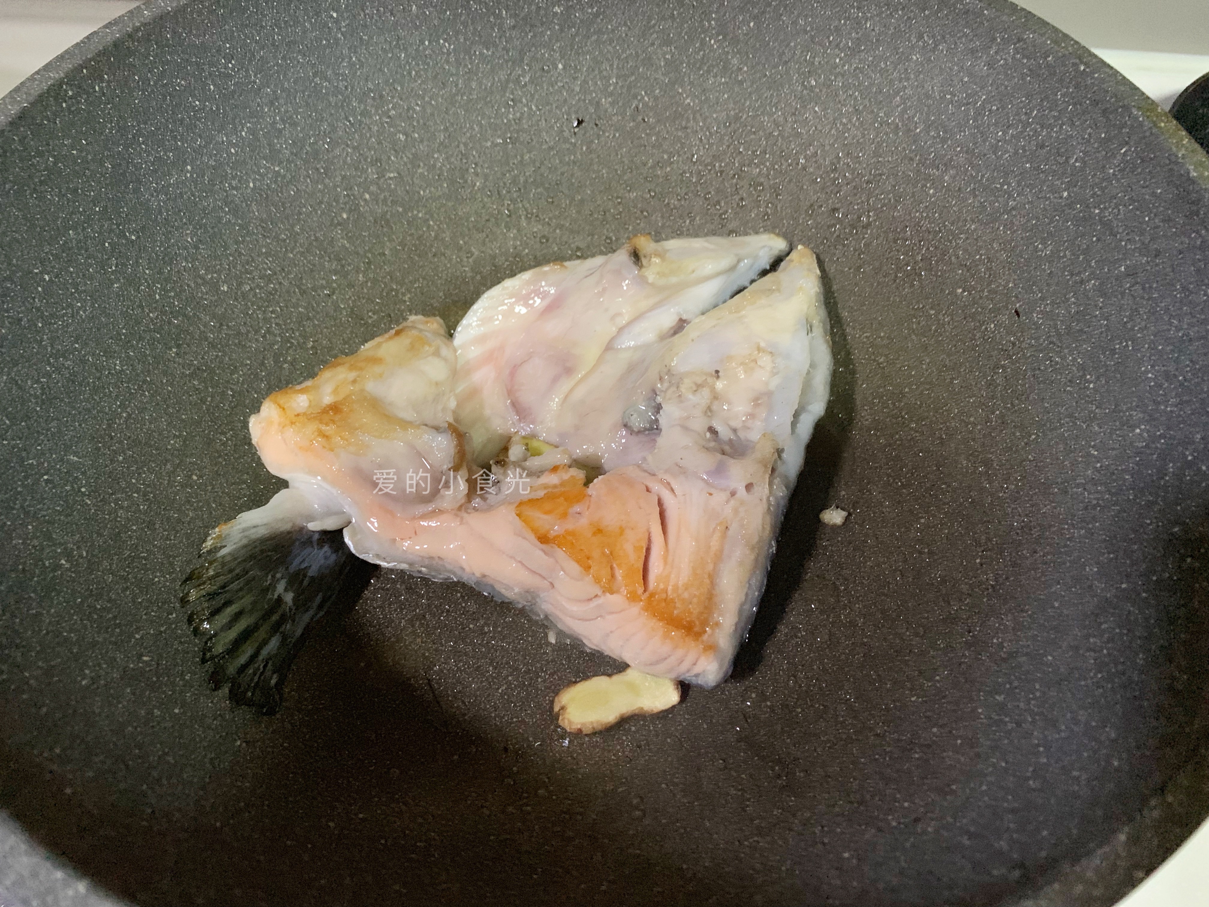 三文鱼头怎么做好吃？我加一勺它做成汤，比酒店厨师长做的还美味