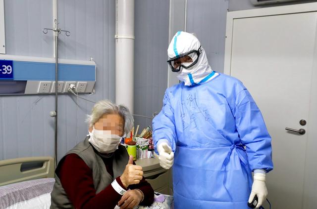 董宇超：密封的护目镜里，他向患者敞开一扇“心灵之窗”