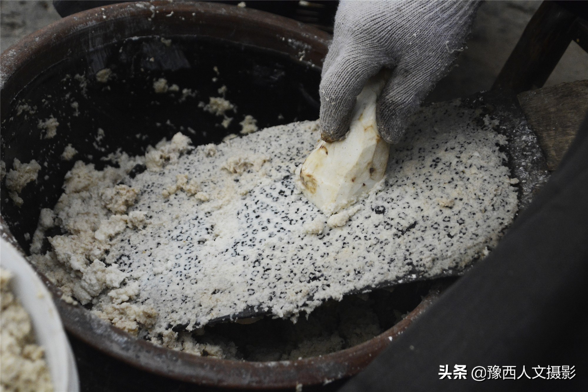 山村老两口想吃碗凉粉，削坏红薯在铁板上磨浆，半天胳膊就肿了