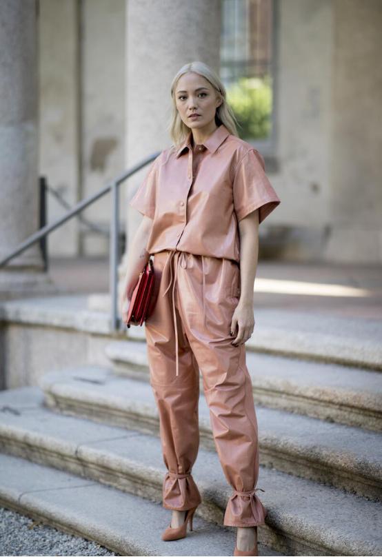 皮裤上窄下宽加长,皮裤时髦穿法