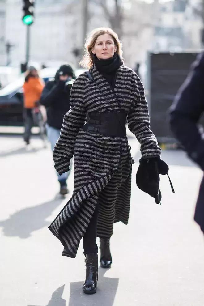 这个冬季时髦精都是这么穿大衣的,时髦的人喜欢这样穿