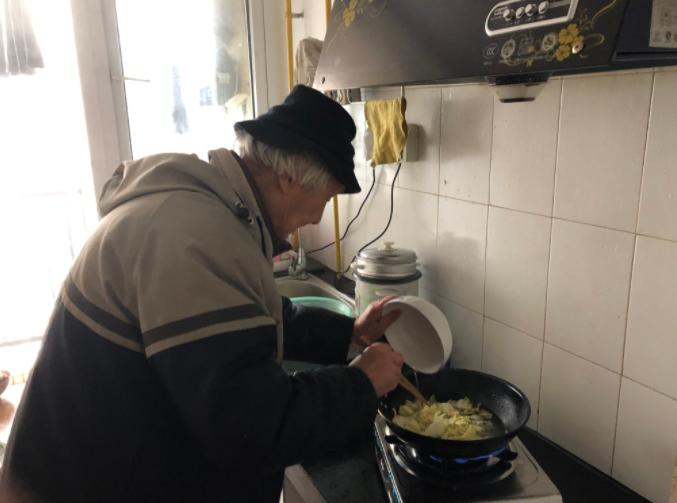 91岁裸模入行9年，儿女直骂：“不要脸！死了也不会给你收尸！”