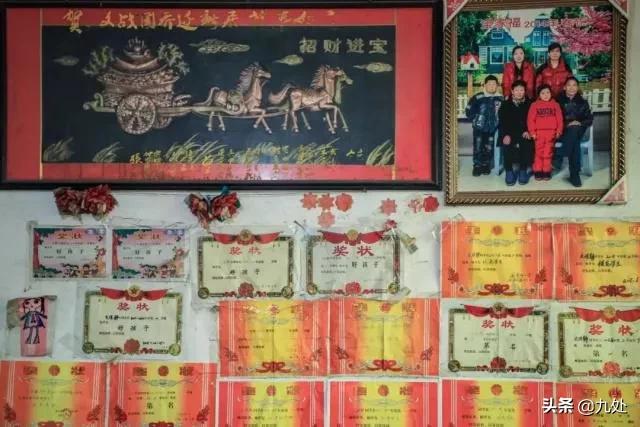 袖珍小伙修手机,袖珍老男孩修电器