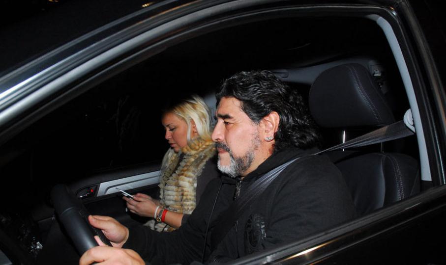 马拉多纳撞电线杆逃逸,马拉多纳撞车