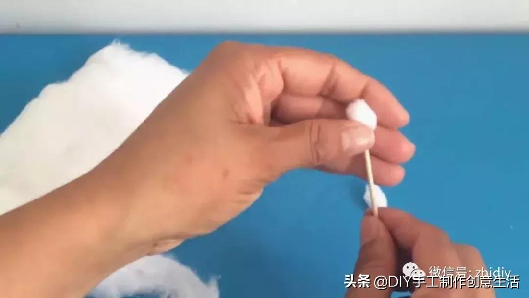 用白纸做个可爱的咩咩羊,用纸折一个可爱的小山羊