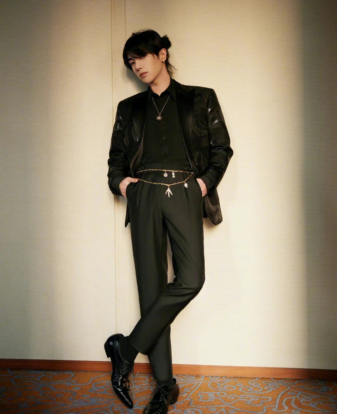 华晨宇又塌房?整容照片曝光,网友:就因为没续约?