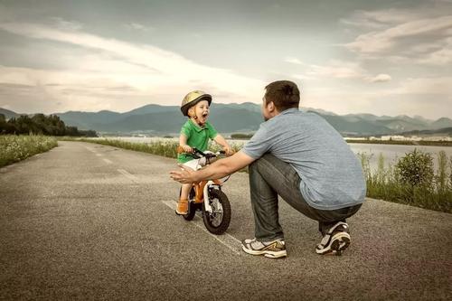 孩子总是依赖你该怎么办,怎样不要让孩子太黏人