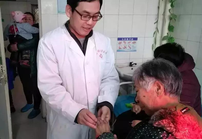 医疗先锋人物的事迹故事,医务工作者感人故事