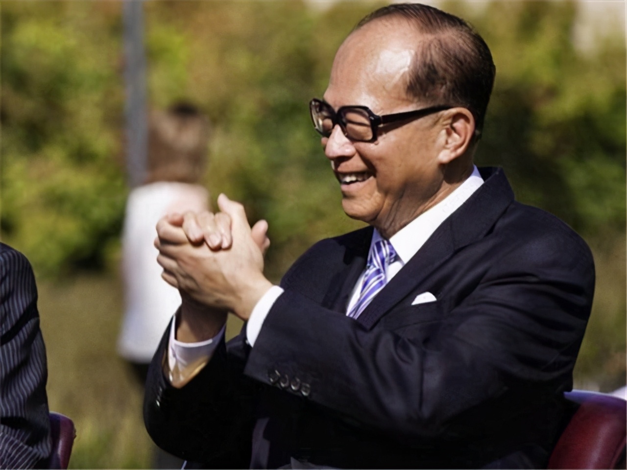 李嘉诚如何评价李光耀,李光耀对李嘉诚的评价