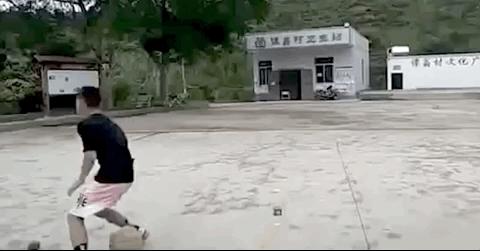 13岁独臂篮球少年网络爆红,广东独臂篮球少年成为运动员