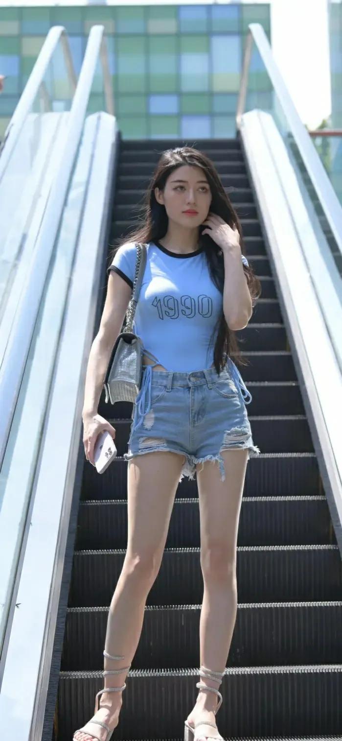 流行修身t恤配阔腿牛仔裤,一字肩牛仔连体裤短袖搭配外套