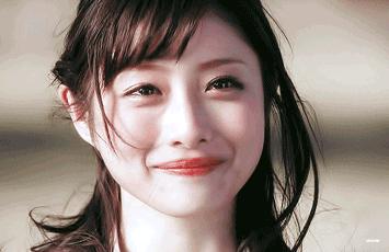 孕妇是肚子显得好还是不显好,孕妇肚子不显但是腰特别圆