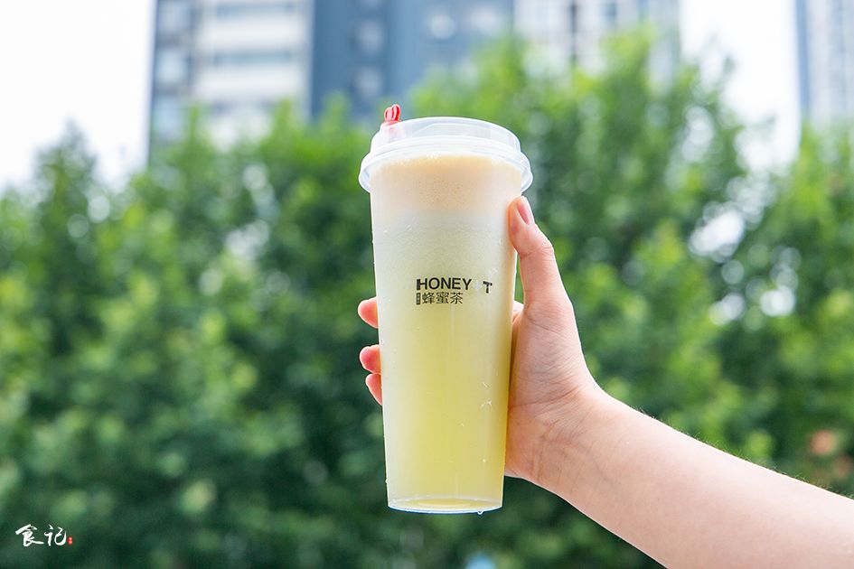 在人民路上喝了杯爆款「蜂蜜茶」，还送我超萌杯套