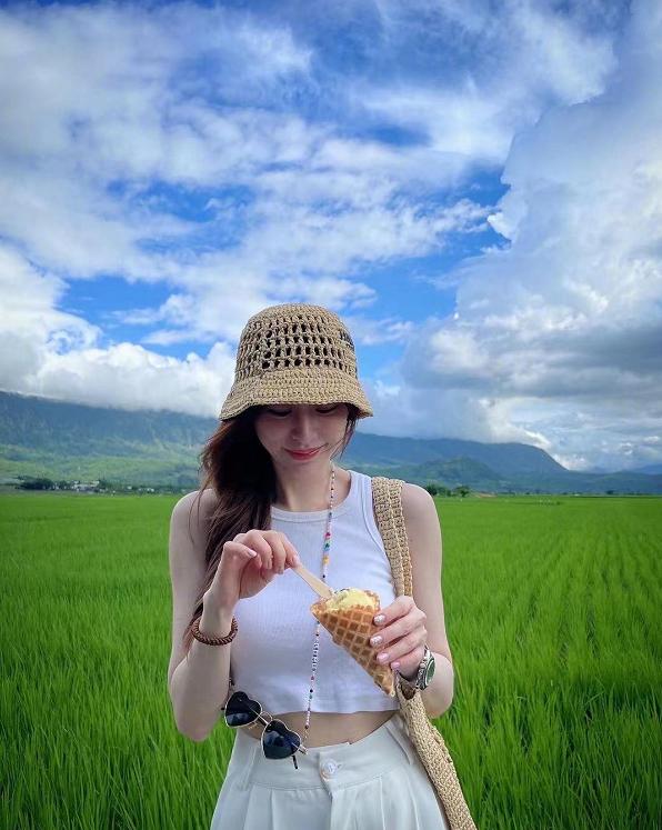 王心凌粉色帽子造型,王心凌穿搭回归现实生活