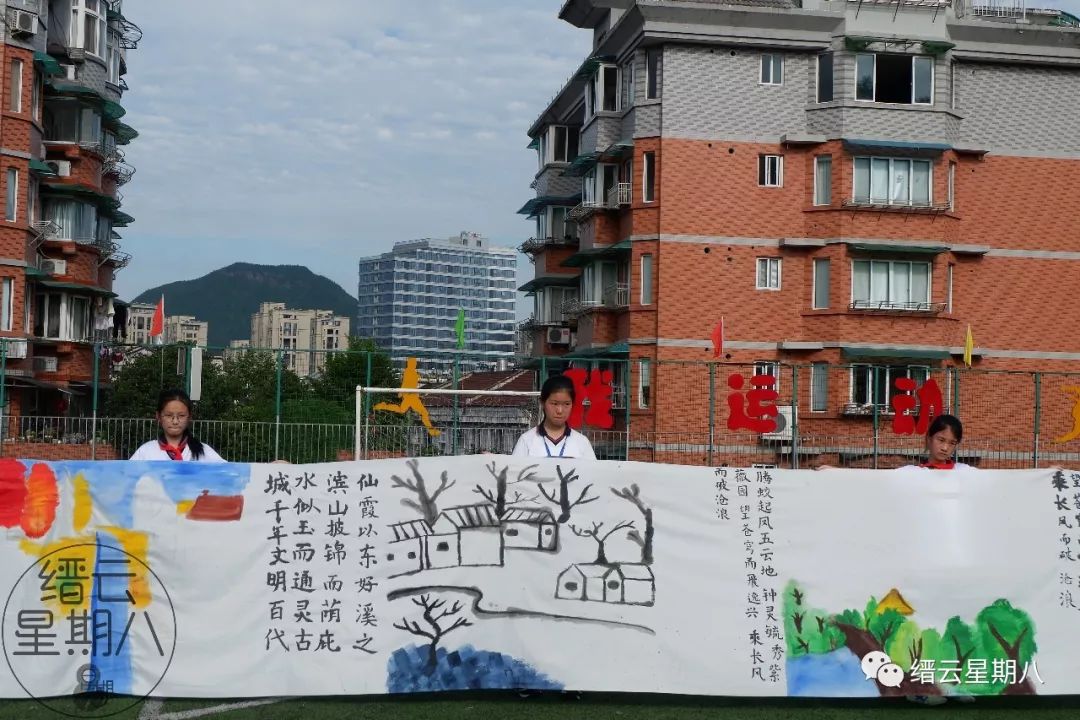 画一幅与校园足球有关的绘画,校园足球绘画又难又好看