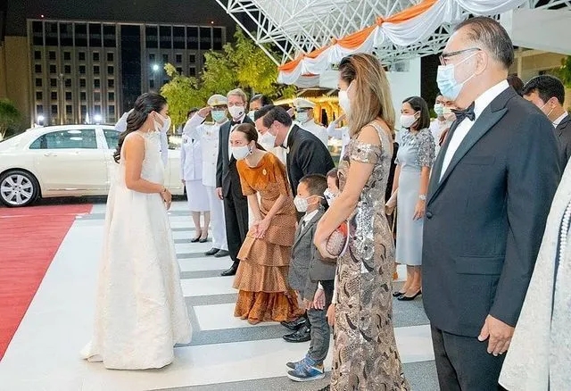 还是泰国华裔富婆潇洒！穿花裙亮相比花儿美，拒绝泰王求爱真明智