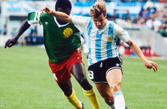 他被誉“风之子”,曾效力两支死敌,与马拉多纳上演“世纪之吻”