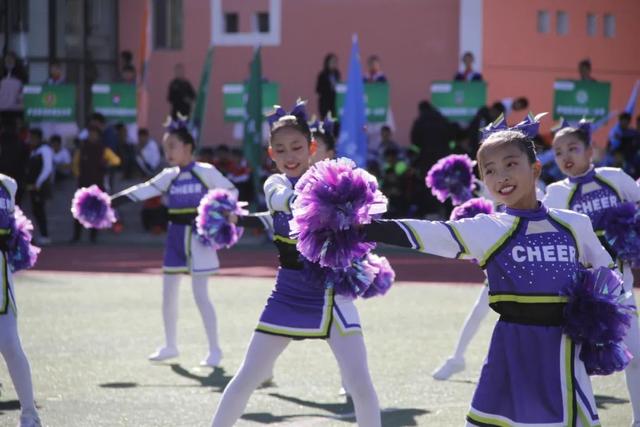 “少年花伞舞，悠扬骏马曲”助威“周末联赛”鄂尔多斯四赛区