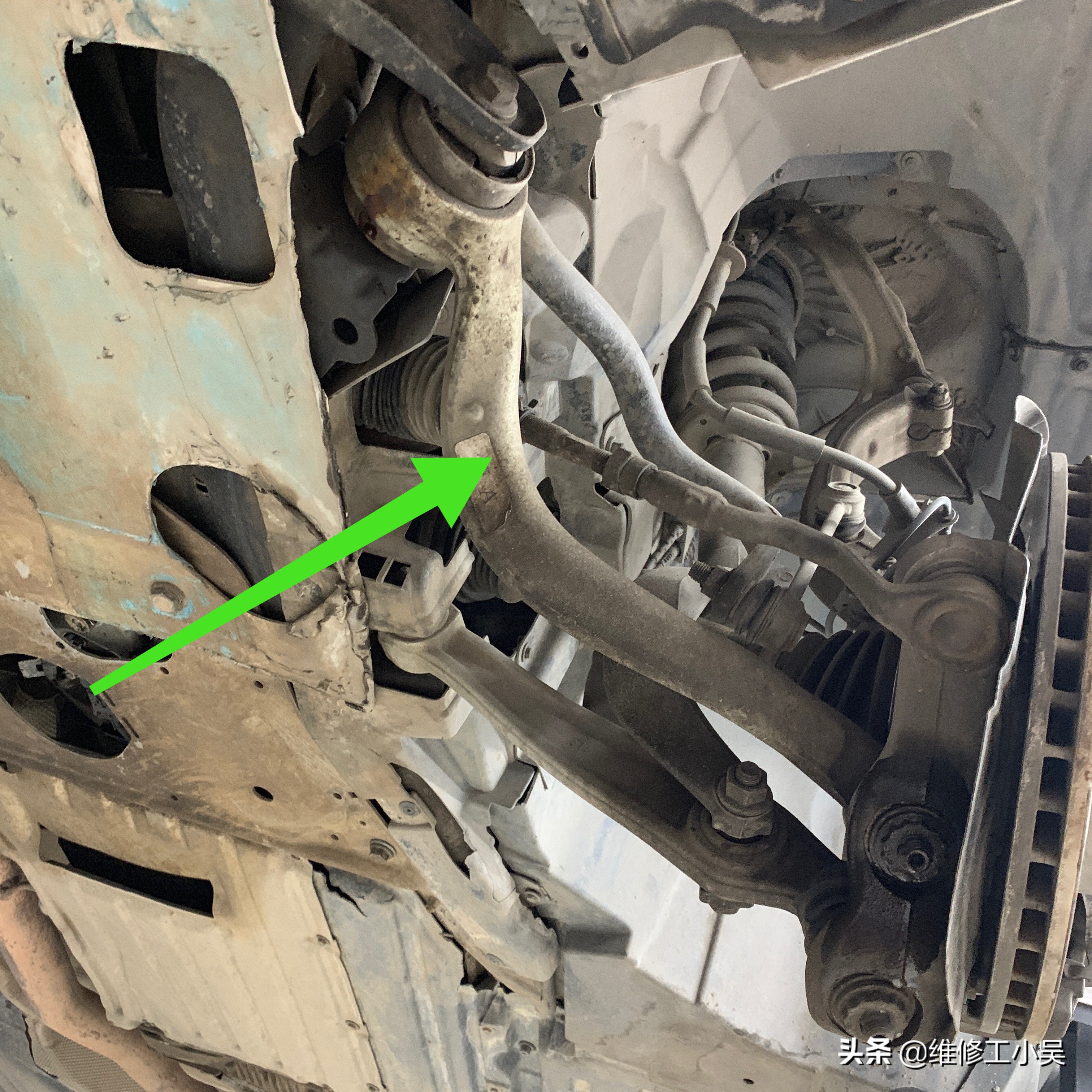 宝马下摆臂橡胶有一点渗油,宝马摆臂漏油怎么回事