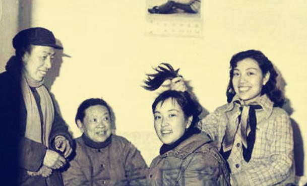 69岁刘晓庆和妹妹罕见同窗照片,刘晓庆的家庭背景