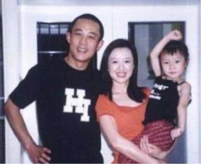 侯勇小20岁娇妻疑怀孕,结三次婚至今无子,妻子每个都年轻貌美