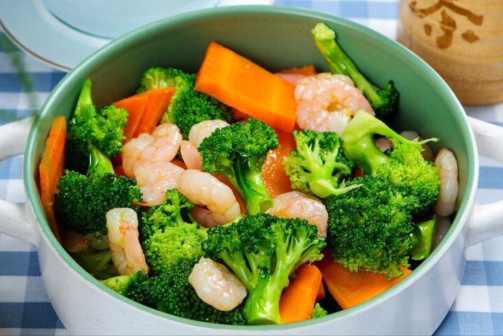 炒西兰花要焯水还是直接炒,炒西兰花焯水或直接下锅炒就错了