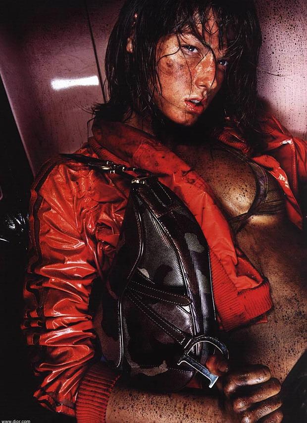 全球最撩超模！一双狐狸媚眼迷倒众生，爆红后却在乡下养鸡？