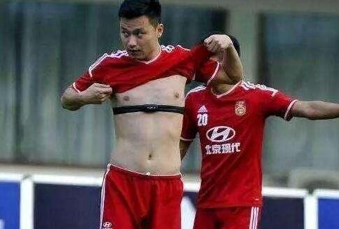 女篮在场边霸气换球衣,女篮李梦换球衣显腹肌