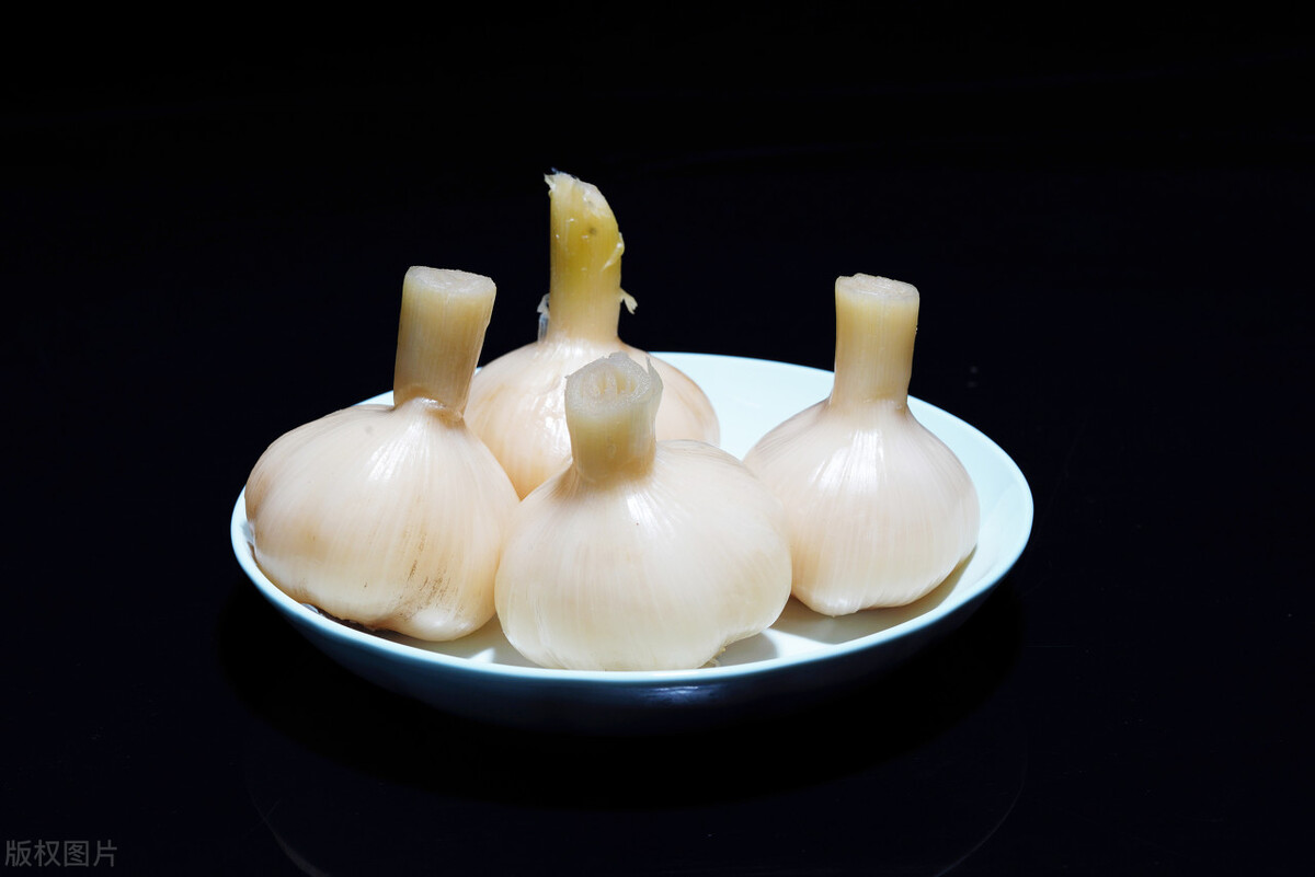 雪碧糖醋蒜怎么腌放的时间长,腌糖蒜加雪碧和不加雪碧哪个好吃