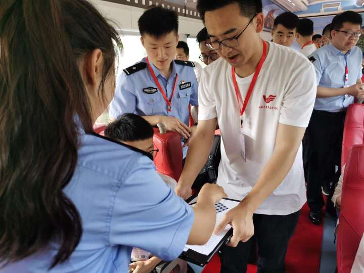 鞍山：列车上的演讲让激情在千山号上飞扬