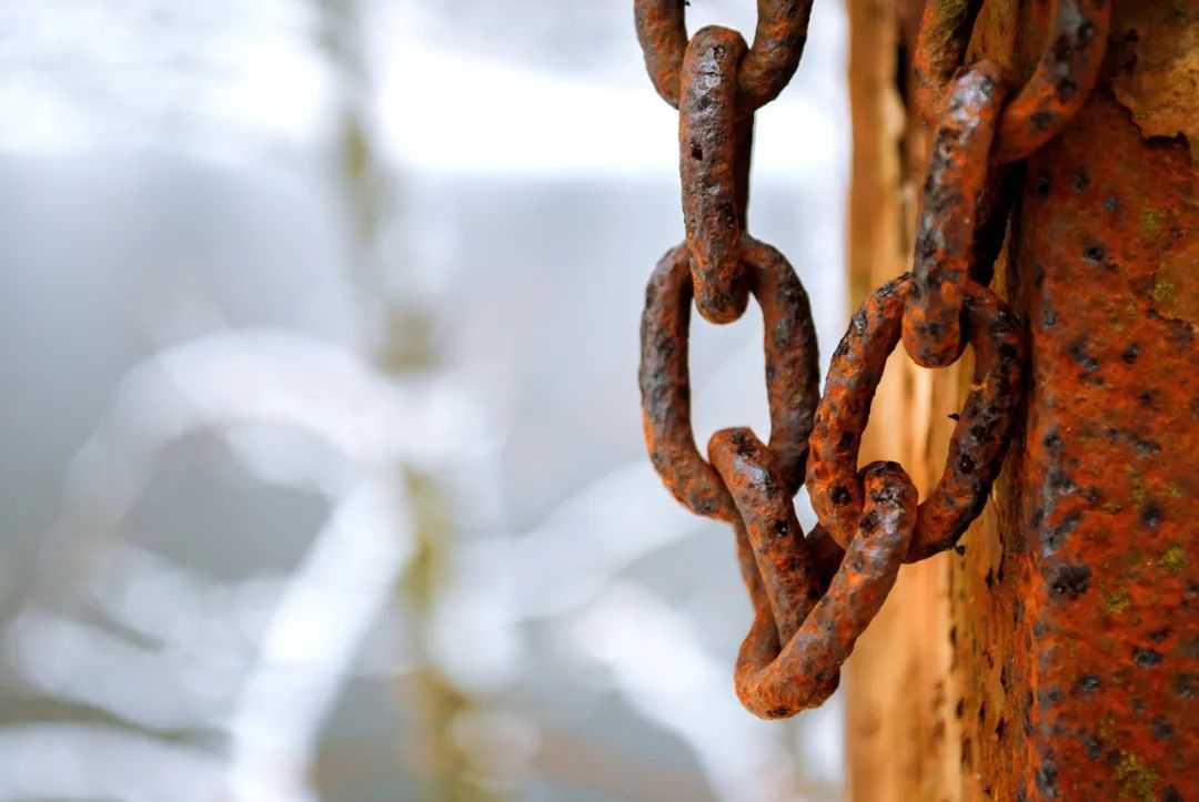 不要走进放满铁器的密闭房间,不要进入存放铁器的密室