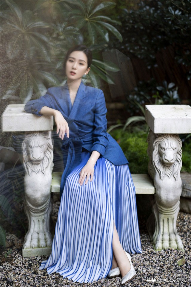 刘诗诗流金岁月西装外套搭半裙,流金岁月刘诗诗穿搭格子西装