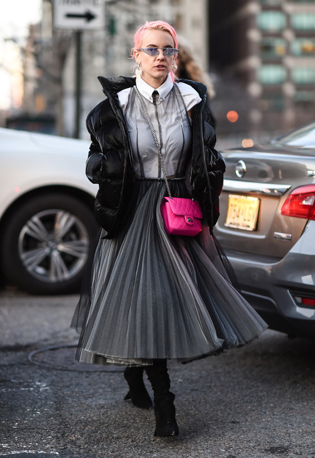 纯黑色棉服搭牛仔裤还是卫裤好看,冬季穿搭短黑棉服