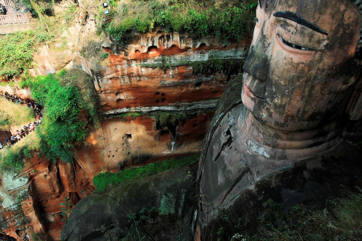 乐山大佛胸口出现裂痕,我们在参观古迹的同时,也应该做好保护工作