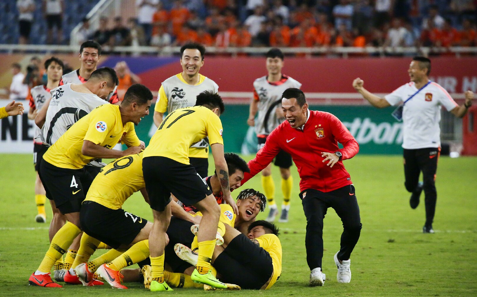 保利尼奥恒大激情庆祝,郜林保利尼奥视频