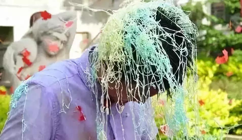 就不能好好结个婚吗？新郎被人用胶带绑路灯杆上泼调料，为啥？