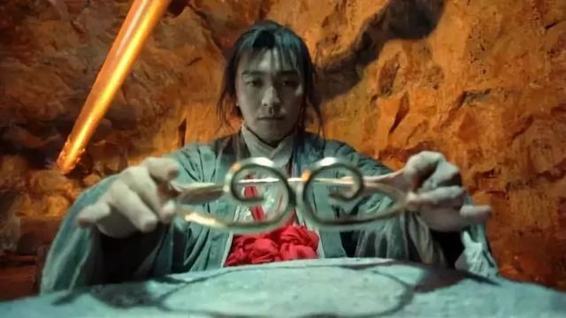 “喂，前面黑漆漆的，什么都看不见。”