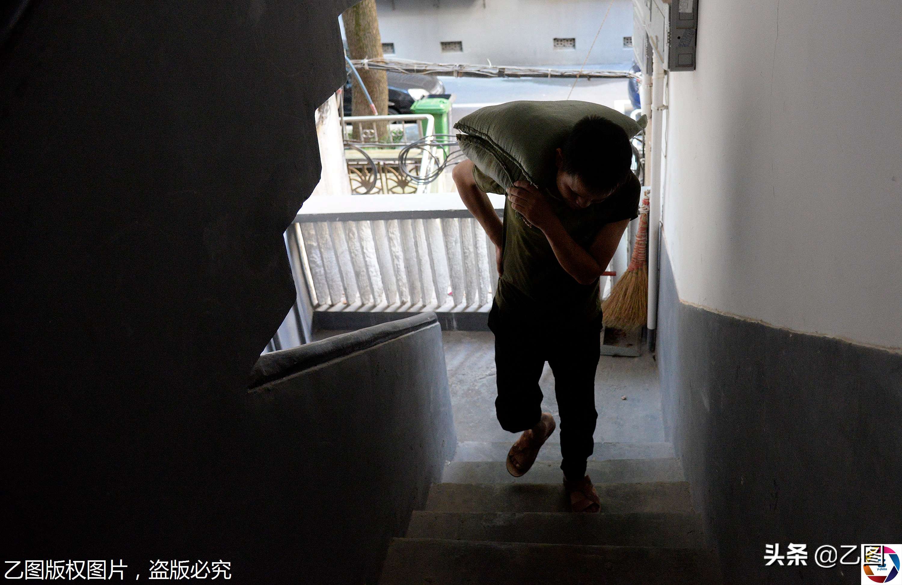 故事：长沙一男子高温下扛包爬楼，挥汗如雨，却扛不起儿子的生命