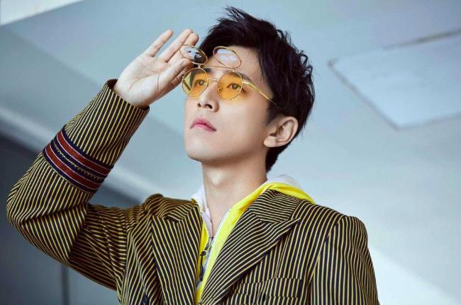 白客紫色果然有韵味,白客变成颜值明星