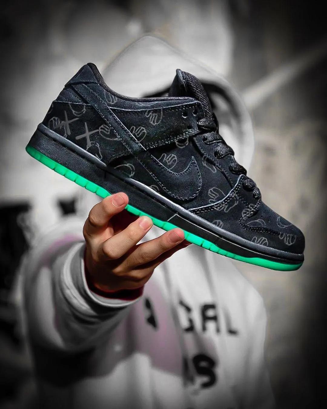 「整鞋外科」有人选择在鞋店“0元购”，有人通过球鞋定制来发声