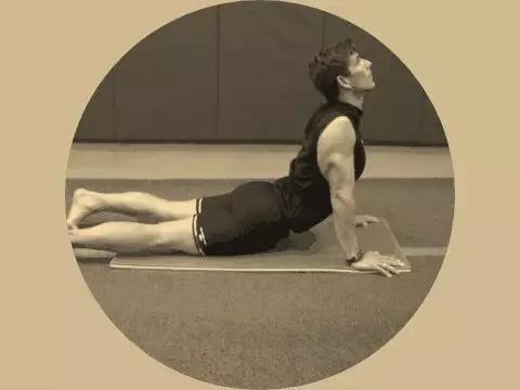 一个动作缓解腰椎酸背痛,腰椎最喜欢的5个锻炼动作完整版